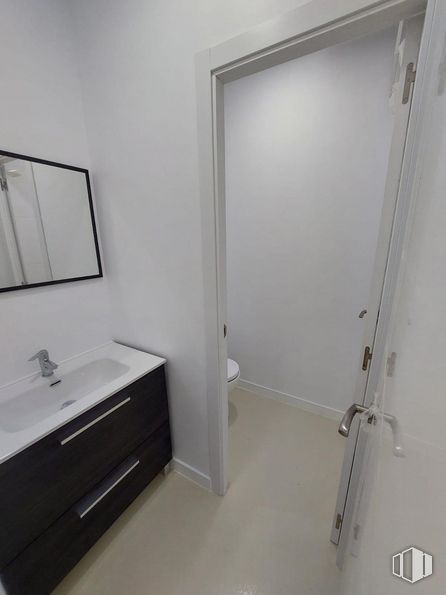 Oficina en alquiler en Casco Antiguo, Leganés, Madrid, 28911 con mueble de baño, fregadero, edificio, ventana, accesorios de fontanería, accesorio, interiorismo, madera, cuarto de baño y casa alrededor