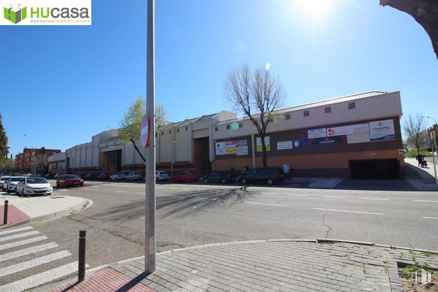 Retail for sale at Calle Río Alberche, Toledo, 45007 with sky, building, plant, road surface, window, asphalt, tree, house, shade and urban design around