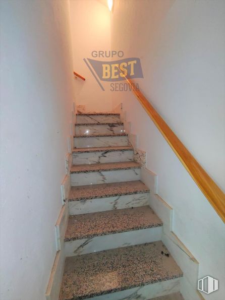 Retail for sale & for rent at Zona centro San Cristóbal, San Cristóbal de Segovia, Segovia, 40197 with brown, stairs, paint, wood, fixture, composite material, house, handrail, plaster and flooring around