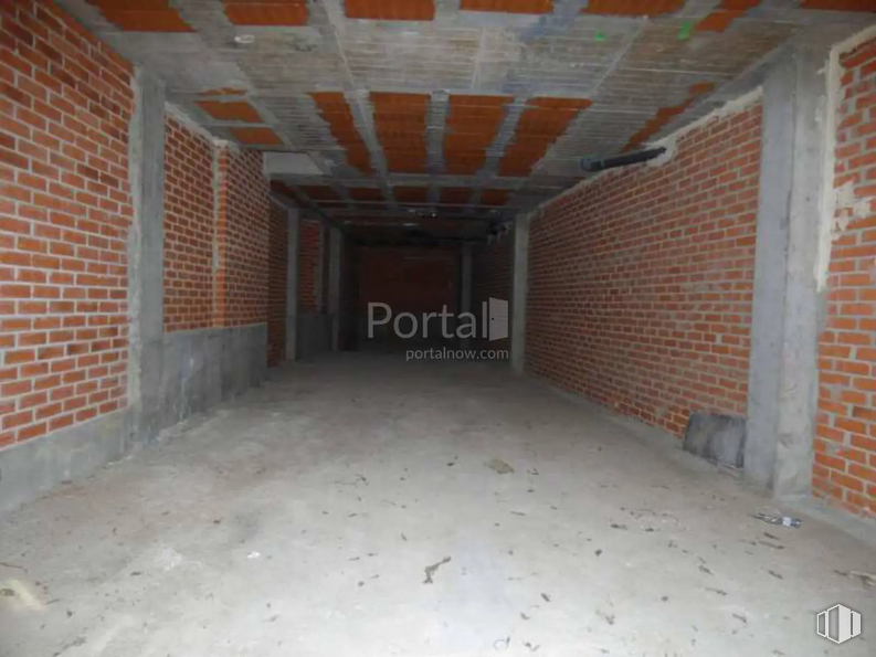 Retail for sale at Calle Jerónimo Gracián, Ávila, 05001 with building, brickwork, brick, wood, floor, fixture, building material, flooring, composite material and concrete around