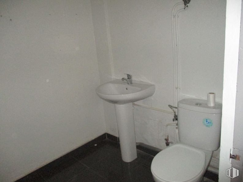 Retail for sale & for rent at Avenida Portugal, Ávila, 05001 with toilet, sink, tap, property, bathroom sink, plumbing fixture, bathroom, purple, fluid and floor around