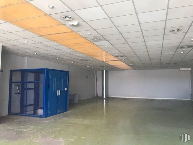 Industrial for rent at Polígono Industrial Sur, San Sebastián de los Reyes, Madrid, 28700 with building, door, fixture, hall, floor, flooring, ceiling, room, composite material and electric blue around