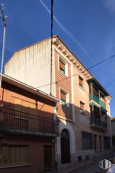 Retail for sale at Calle Eusebio Guadalix, 45, Miraflores de la Sierra, Madrid, 28792 with building, window, door, sky, wood, house, neighbourhood, electricity, street light and material property around