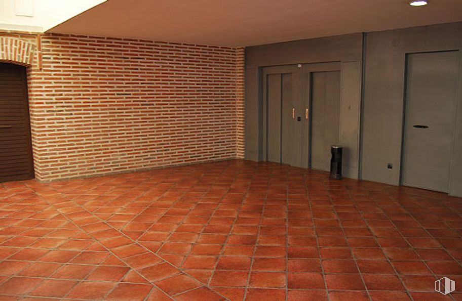 Retail for sale at Plaza del Salvador, 9, Arévalo, Ávila, 05200 with door, fixture, wood, flooring, interior design, floor, brick, brickwork, building material and tile flooring around