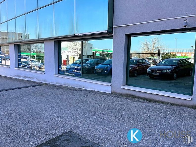 Oficina en alquiler y venta en Zona empresarial, Coslada, Madrid, 28820 con coche, ventana, edificio, luz de estacionamiento, vehículo, azul, cielo, rueda, neumático y diseño automovilístico alrededor