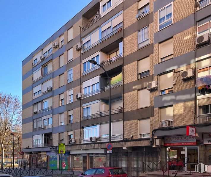 Local en alquiler y venta en Calle Canario, Getafe, Madrid, 28904 con coche, edificio, rueda, propiedad, día, cielo, neumático, vehículo, ventana y diseño urbano alrededor