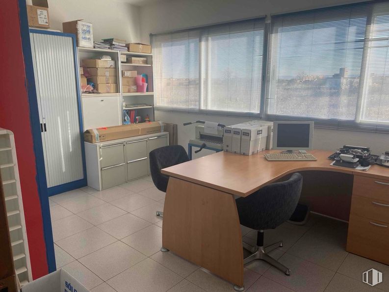 Industrial for sale at Zona industrial, Alcalá de Henares, Madrid, 28808 with chair, desk, computer monitor, filing cabinet, furniture, interior design, office chair, table, office equipment and flooring around