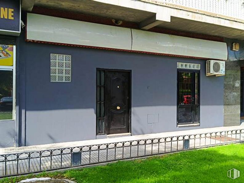 Retail for rent at Calle Ministro Fernandez Ordoñez, 2, Alcorcón, Madrid, 28924 with door, window, fixture, facade, real estate, composite material, building, shade, siding and plant around