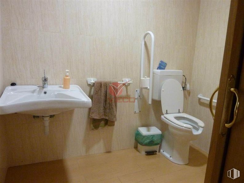 Retail for sale at Zona Segundo Pastor, Cuenca, 16004 with sink, toilet, door, brown, plumbing fixture, bathroom sink, property, tap, toilet seat and bathroom around