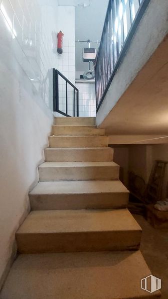 Local en venta en Zona Elipa, Ciudad Lineal, Madrid, 28017 con edificio, escaleras, madera, ventana, accesorio, pintura, casa, suelo, piso y tinte para madera alrededor