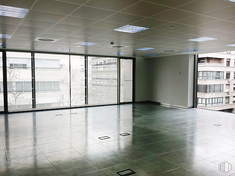 Oficina en alquiler en Zona CBD, Tetuán, Madrid, 28020 con lámpara, propiedad, edificio, accesorio, alumbrado, arquitectura, estante, línea, pared y suelos alrededor