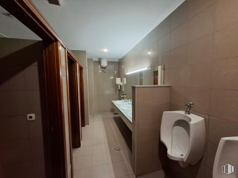 Office for rent at Avenida General Villalba, Toledo, 45003 with brown, mirror, building, sink, bathroom, plumbing fixture, wood, fixture, tap and house around