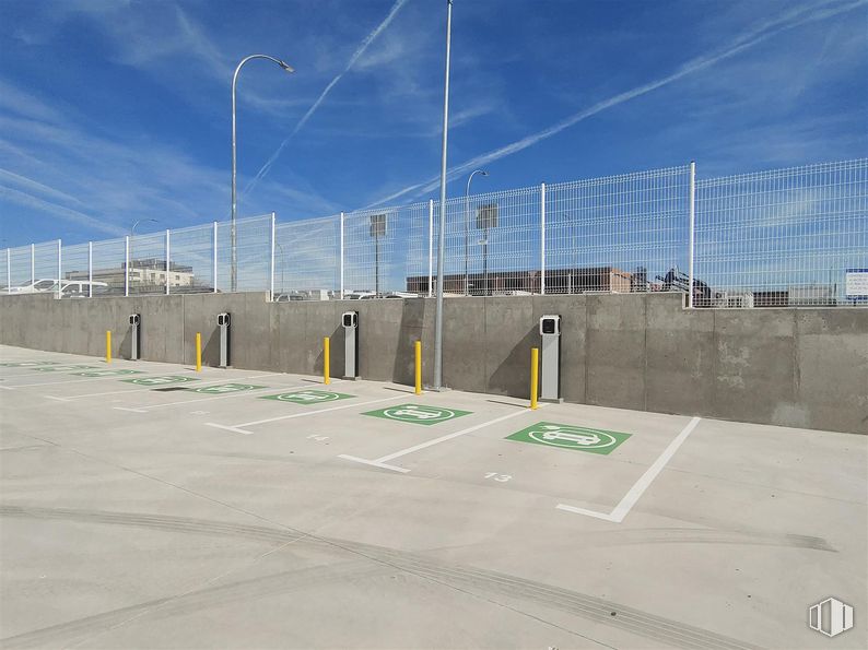 Nave en alquiler en Polígono industrial La Atalayuela, Villa de Vallecas, Madrid, 28031 con cielo, nube, superficie de la carretera, asfalto, pendiente, material compuesto, carretera, diseño urbano, hormigón y utilidad pública alrededor