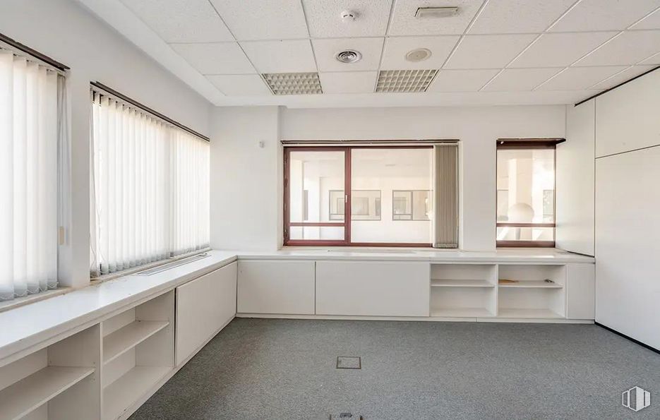 Office for sale at Calle Rosa Lima, Las Rozas de Madrid, Madrid, 28290 with window, window blind, building, property, fixture, interior design, hall, architecture, wood and house around