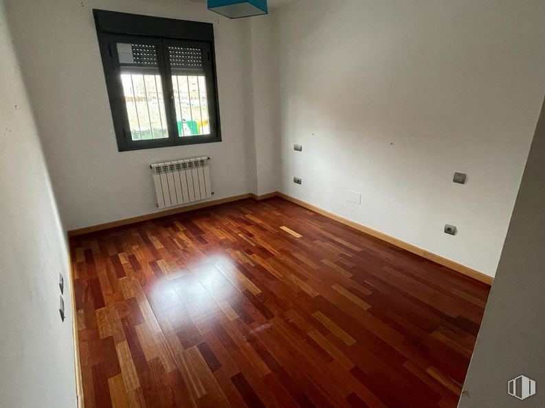 Office for sale at Calle Sabina, Yebes, Guadalajara, 19139 with window, flooring, floor, wood, wood flooring, interior design, laminate flooring, brown, apartment and wood stain around