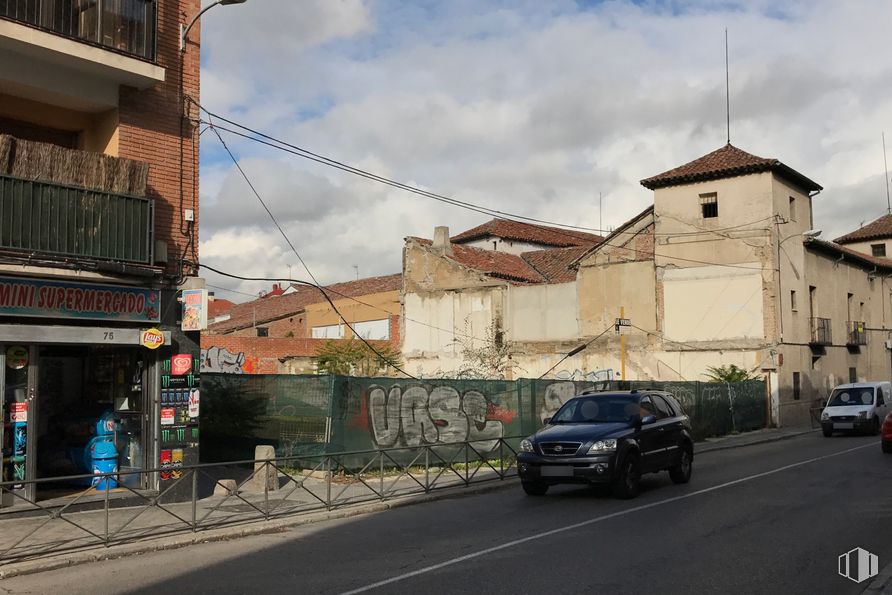 Suelo en venta en Calle Nuestra Señora de Valverde, 79, Fuencarral - El Pardo, Madrid, 28034 con coche, edificio, nube, cielo, ventana, vehículo, rueda, neumático, placa de matrícula del vehículo y superficie de carretera alrededor