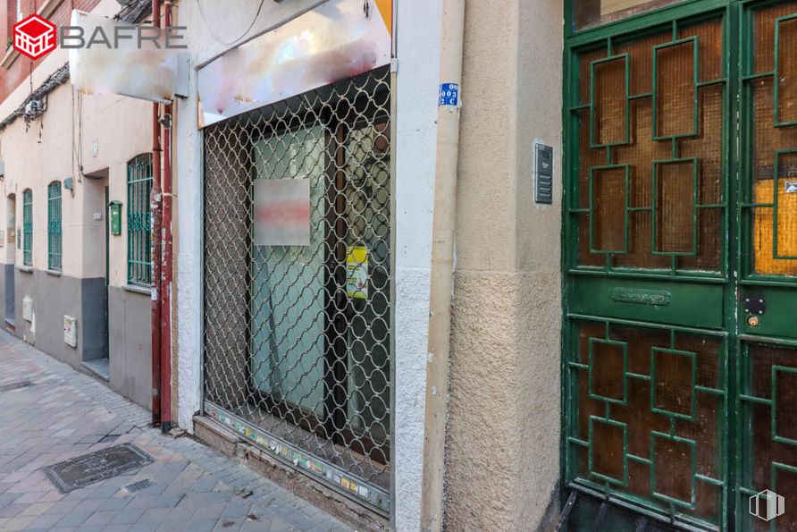 Retail for sale at Calle Antonio Salvador, Usera, Madrid, 28026 with door, window, building, fixture, brick, house, gas, facade, composite material and city around