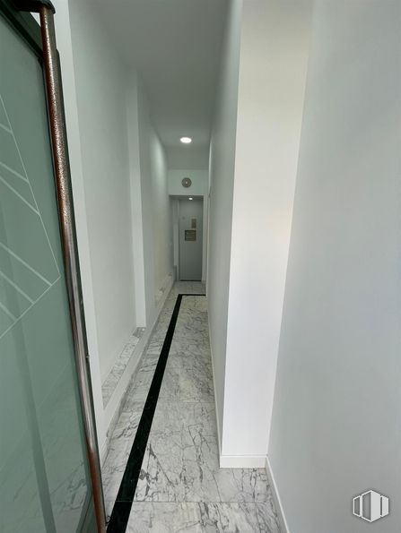 Retail for rent at Barrio del Pilar, Fuencarral - El Pardo, Madrid, 28029 with door, fixture, flooring, composite material, building, glass, house, plaster, handrail and aluminium around