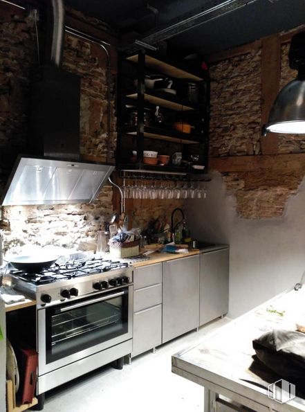 Retail for rent at Calle Juan de Herrera, Centro, Madrid, 28013 with light fixture, oven, kitchen appliance, countertop, cabinetry, property, kitchen, kitchen stove, exhaust hood and wood around