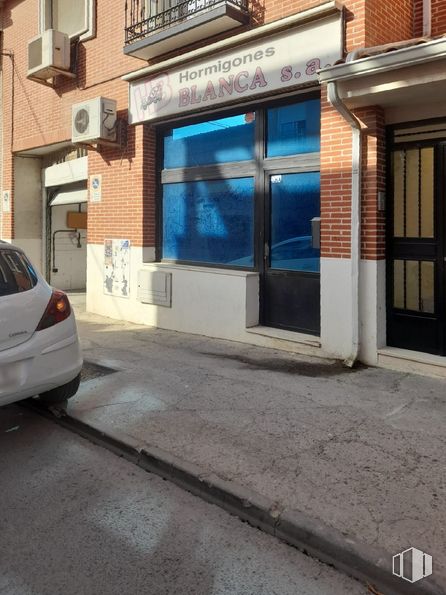 Local en alquiler en Calle Manuel Mac-Crohon, 52, Morata de Tajuña, Madrid, 28530 con coche, puerta, edificio, ventana, placa de matrícula del vehículo, vehículo, iluminación automotriz, luz trasera y de freno para automóviles, superficie de la carretera y acera alrededor