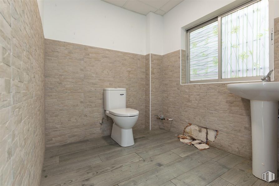 Retail for sale at Calle Almería, Alcalá de Henares, Madrid, 28804 with toilet, window, sink, plumbing fixture, property, toilet seat, building, bathroom, fixture and interior design around