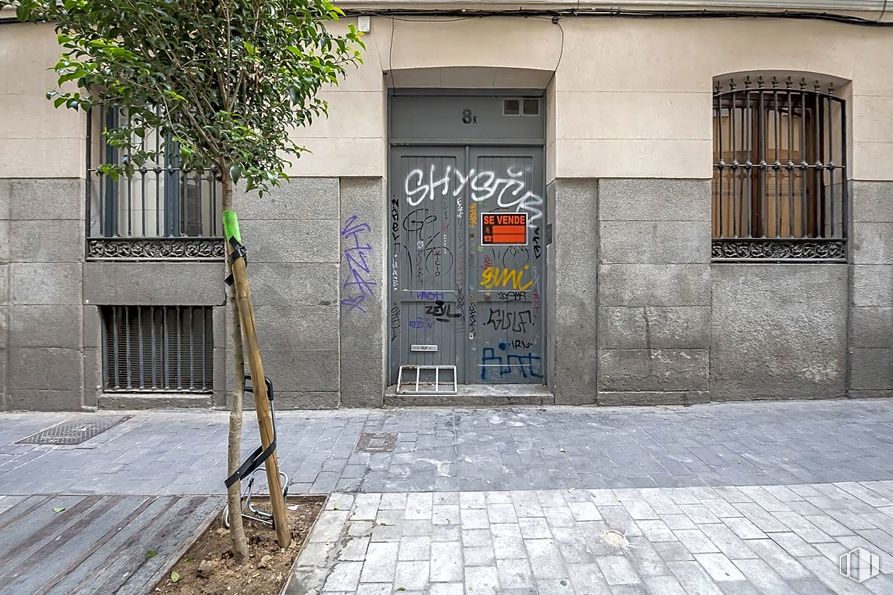 Retail for sale at Calle Nao, 8, Centro, Madrid, 28004 with window, road surface, fixture, building, door, facade, sidewalk, font, urban area and tints and shades around