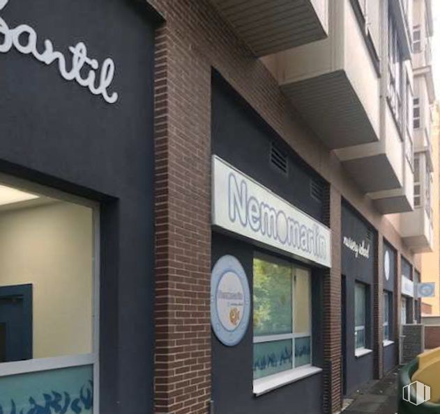 Local en alquiler en Calle Pinar de San José, 23, Carabanchel, Madrid, 28054 con edificio, fachada, edificio comercial, fuente, casa, venta al por menor, señalización, publicidad, ciudad y planta alrededor