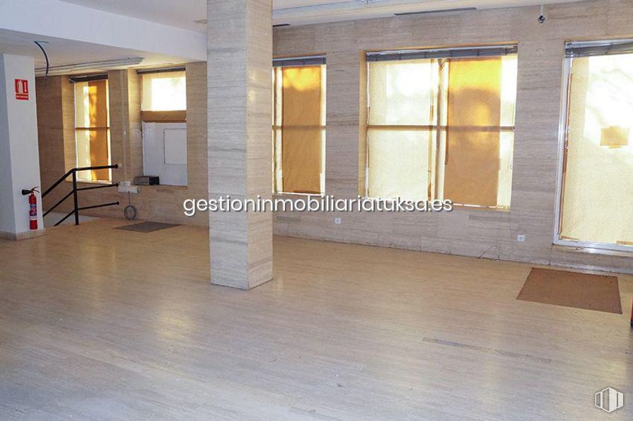 Retail for rent at Plaza de Santa Ana, Ávila, 05001 with window, fixture, wood, hall, interior design, flooring, floor, tile flooring, material property and wood stain around