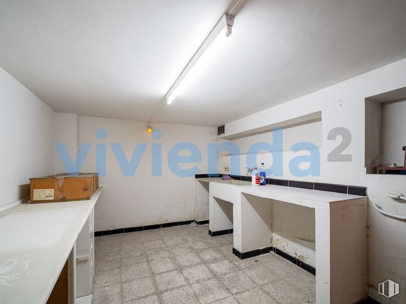 Local en venta en Calle Islas Marquesas, Fuencarral - El Pardo, Madrid, 28035 con escritorio, fregadero, grifo, accesorios de fontanería, edificio, ebanistería, interiorismo, espejo, suelo y suelos alrededor