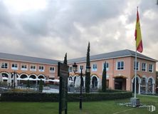 Oficina en alquiler en C.C Plaza Moraleja, Calle Estafeta, 2, Alcobendas, Madrid, 28109 con edificio, bandera, nube, planta, cielo, ventana, fachada, ciudad, casa y árbol alrededor