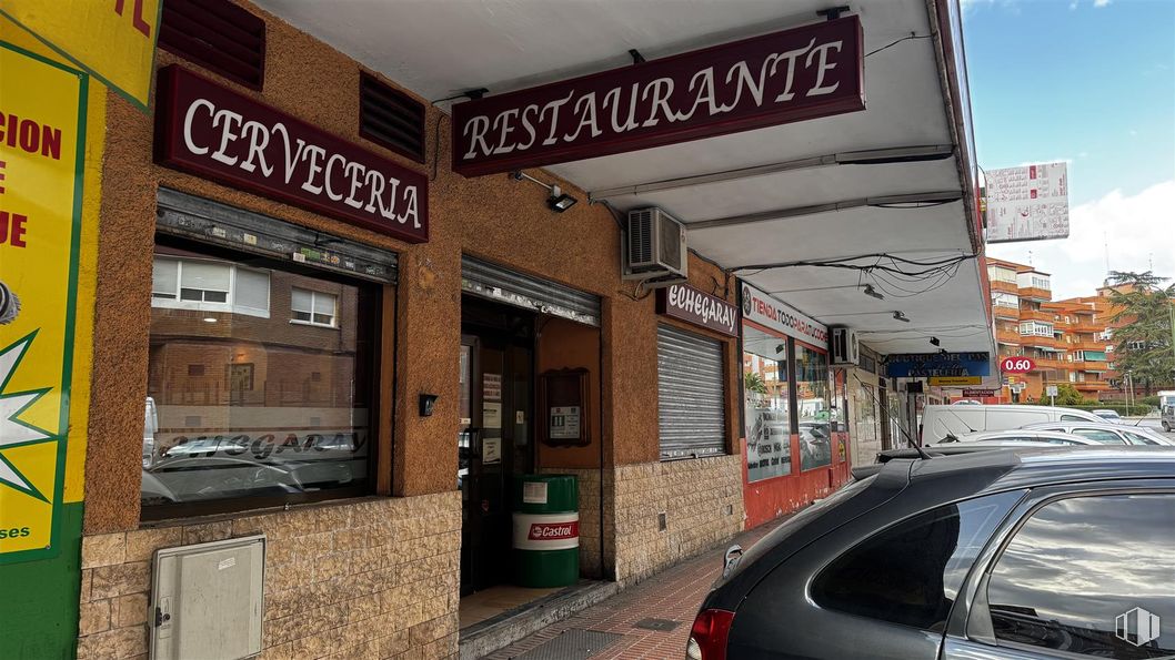 Retail for sale at Calle Ricardo de la Vega, Móstoles, Madrid, 28932 with car, commercial building and restaurant around