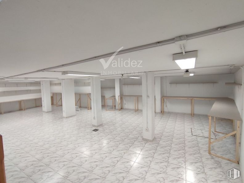 Retail for rent at Zona centro, El Escorial, Madrid, 28280 with lighting, furniture, shade, floor, flooring, tints and shades, ceiling, concrete, rectangle and space around