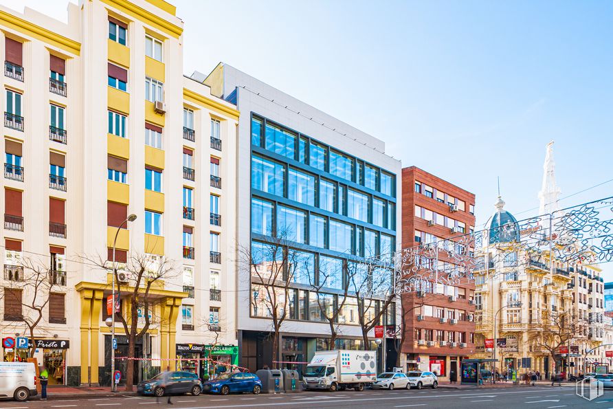 Local en alquiler en Calle Goya, 36, Salamanca, Madrid, 28001 con edificio, cielo, propiedad, ventana, rueda, infraestructura, coche, bloque de torres, condominio y vehículo alrededor