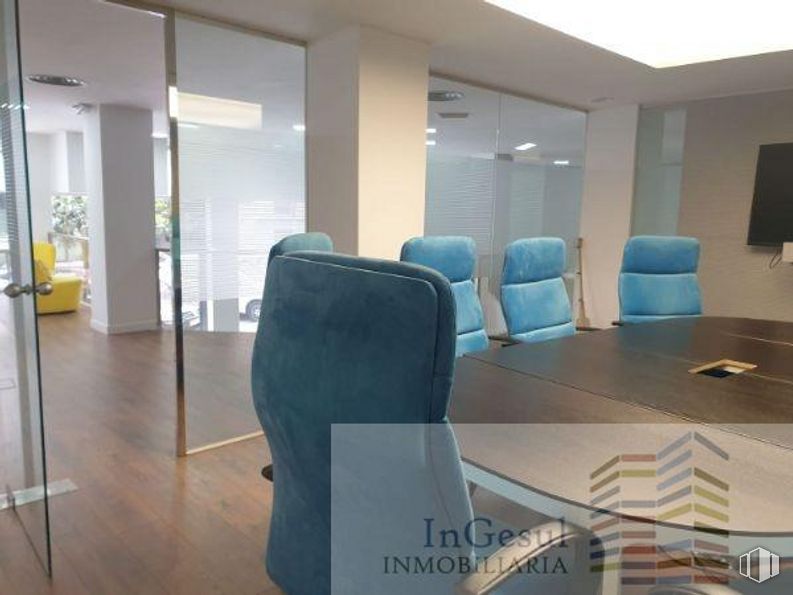 Local en alquiler y venta en Castellana/Salamanca, Salamanca, Madrid, 28006 con silla, mueble, mesa, propiedad, silla de oficina, edificio, suelos, madera, confort y interiorismo alrededor