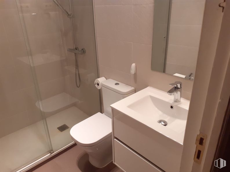 Oficina en alquiler en Zona Arguelles, Moncloa - Aravaca, Madrid, 28008 con inodoro, grifo, fregadero, accesorios de fontanería, lavabo, cuarto de baño, morado, asiento del inodoro, suelo y suelos alrededor