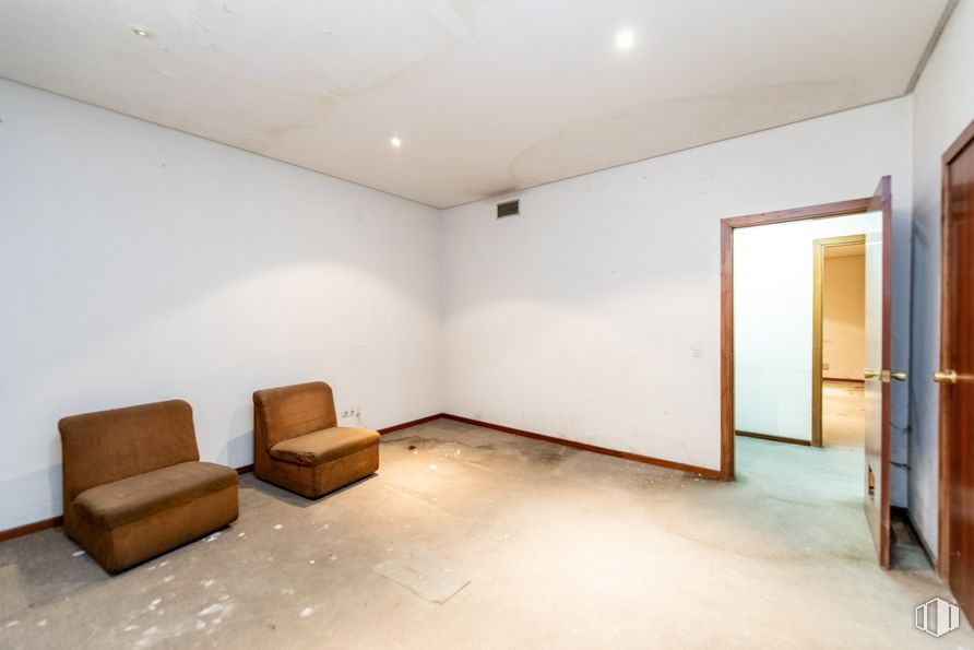 Retail for sale & for rent at Calle Gaztambide, Chamberí, Madrid, 28015 with chair, wood, building, fixture, floor, flooring, door, comfort, hall and hardwood around