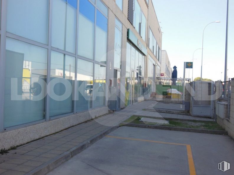 Office for sale at Calle Río Jarama, 132, Toledo, 45006 with sky, building, window, road surface, street light, urban design, shade, gas, city and sidewalk around