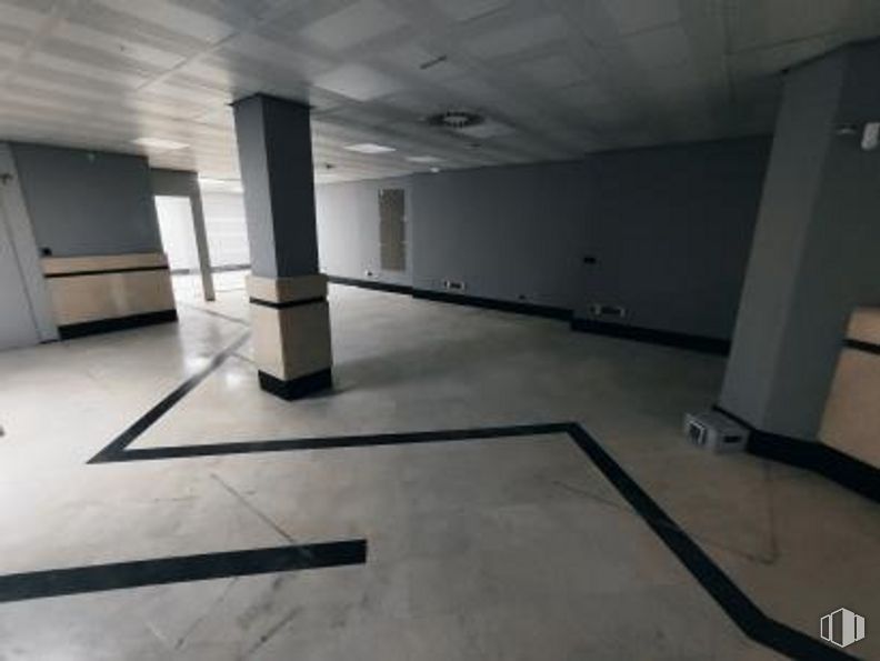 Retail for sale at Plaza Islas Azores, Fuencarral - El Pardo, Madrid, 28034 with fixture, flooring, floor, hall, wood, composite material, concrete, ceiling, glass and event around