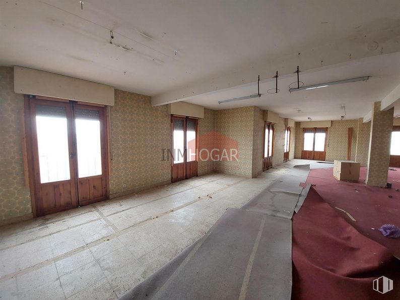 Retail for sale at Zona centro, Arévalo, Ávila, 05200 with door, window, building, fixture, lighting, floor, wood, flooring, hall and ceiling around