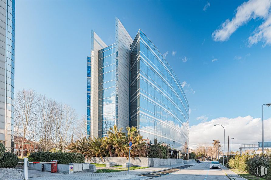 Oficina en alquiler en Calle Eucalipto, 33, Chamartín, Madrid, 28016 con edificio, cielo, nube, rascacielos, planta, infraestructura, árbol, bloque de pisos, torre y diseño urbano alrededor