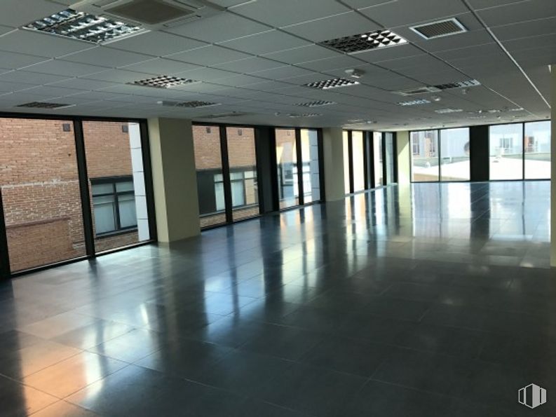 Office for rent at Calle Salvatierra, Fuencarral - El Pardo, Madrid, 28034 with window, fixture, floor, tile flooring, flooring, hall, building material, glass, composite material, tints and shades and event around