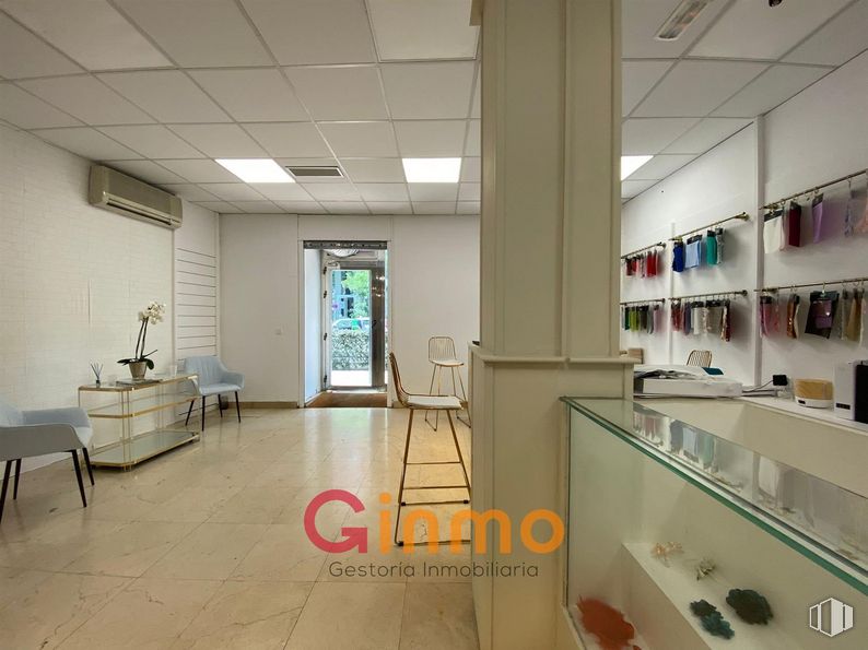 Retail for sale at Calle Diego de León, Salamanca, Madrid, 28006 with table, chair, building, interior design, floor, flooring, shelf, fixture, real estate and houseplant around