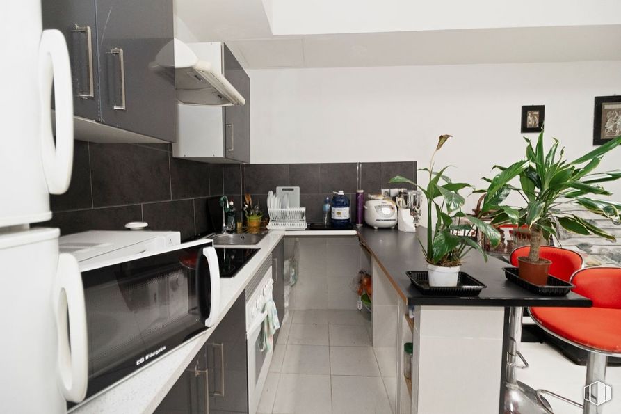 Local en venta en Calle Vital Aza, Ciudad Lineal, Madrid, 28017 con horno microondas, planta, ebanistería, encimera, estufa de cocina, maceta, cocina, alumbrado, diseño de interiores y aparato de cocina alrededor