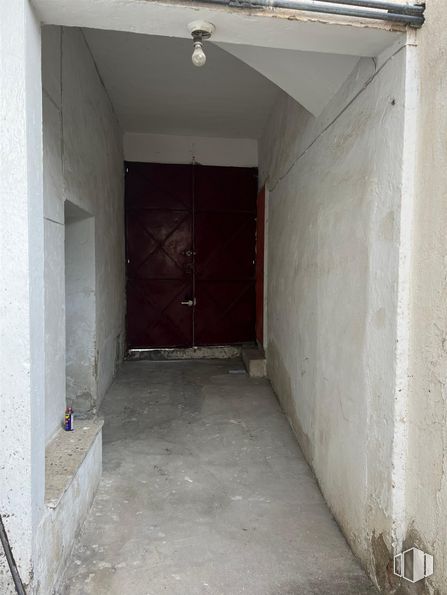 Nave en alquiler en Calle Carretas, Arganda del Rey, Madrid, 28500 con puerta, propiedad, accesorio, suelo, material compuesto, hormigón, material de construcción, techo, escayola y habitación alrededor