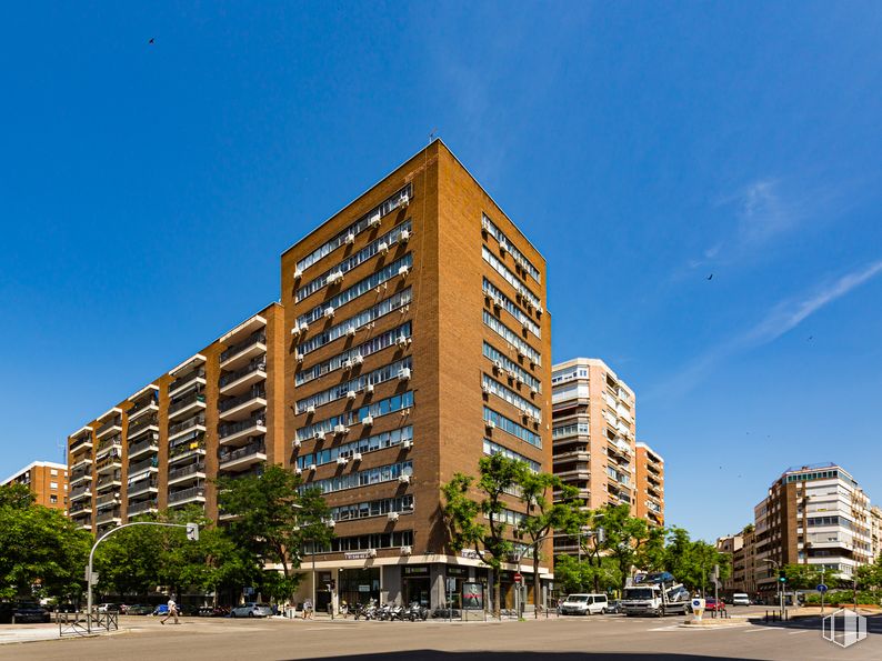 Oficina en alquiler en Calle Rodríguez San Pedro, 2, Chamberí, Madrid, 28015 con edificio, cielo, día, propiedad, azur, árbol, bloque de torre, nube, diseño urbano y condominio alrededor