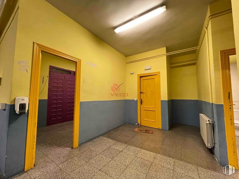 Retail for rent at Tiradores, Cuenca, 16001 with door, lighting, property, fixture, building, interior design, floor, flooring, real estate and house around