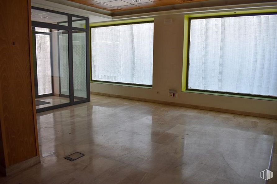 Local en alquiler y venta en Calle Burgohondo, Ávila, 05002 con ventana, accesorio, madera, suelos, interiorismo, suelo, sombra, pared, madera dura y hall alrededor