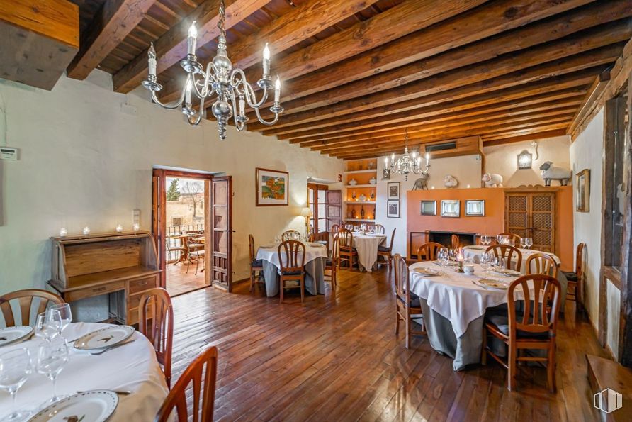 Retail for sale at Plaza Mayor, Pedraza, Segovia, 40172 with lighting, table, chair, table top, tableware, furniture, wood, architecture, interior design and floor around