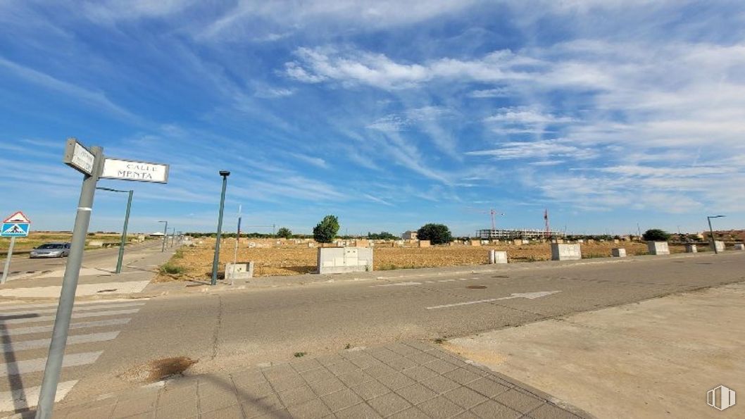 Land for sale at Avenida Bulevar Castilla La Mancha, 24, Marchamalo, Guadalajara, 19180 with sky, cloud, plant, road surface, asphalt, tree, horizon, thoroughfare, landscape and gas around