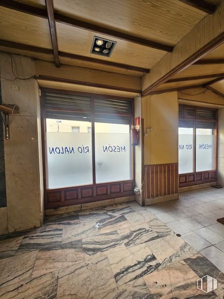 Retail for rent at Calle Donoso Cortés, Chamberí, Madrid, 28015 with window, wood, floor, flooring, real estate, fixture, sky, city, tints and shades and ceiling around